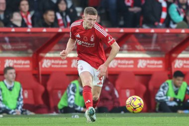 Nottingham Ormanı 'ndan Elliot Anderson Premier League maçı sırasında Nottingham Forest, Newcastle United' a karşı City Ground, Nottingham, İngiltere 'de 10 Kasım 2024' te pas attı.