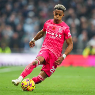 Ipswich Town 'dan Omari Hutchinson, Premier Lig maçı sırasında Tottenham Hotspur' a karşı Ipswich Town Tottenham Hotspur Stadyumu, Londra, Birleşik Krallık, 10 Kasım 2024 'te top koştu.