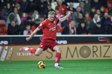 Barnsley 'den Marc Roberts, 8 Kasım 2024' te Oakwell, Barnsley, İngiltere 'de oynanan Sky Bet 1 karşılaşmasında topu geçti.