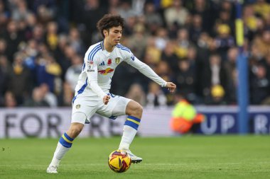 Leeds United takımından Ao Tanaka, 9 Kasım 2024 tarihinde Leeds, İngiltere 'de Leeds Road' da oynanan Leeds United-Queens Park Rangers maçında topu aldı.