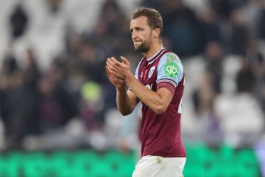 West Ham 'dan Tom Souek, Premier League maçından sonra taraftarları 9 Kasım 2024' te Londra Stadyumu 'nda West Ham United' a karşı Everton maçında alkışlıyor.