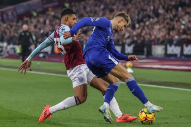 West Ham 'dan Emerson Palmieri ve Everton' dan Jesper Lindstrm Premier League maçı sırasında Londra 'daki Everton' a karşı 9 Kasım 2024 'te oynanan Premier League maçında top için mücadele ettiler.