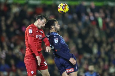 Barnsley 'li Josh Earl, 8 Kasım 2024' te Oakwell, Barnsley, Birleşik Krallık 'ta oynanan Sky Bet 1 maçında Rotherham United' ın Sam Nombe 'a karşı oynadığı maçta savunma alanından topu alıyor.