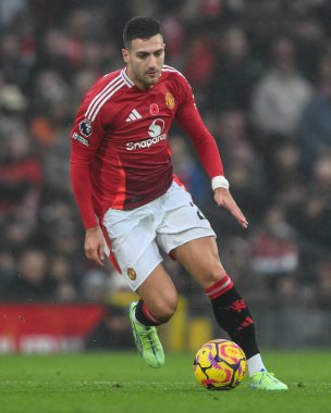 Manchester United takımından Diogo Dalot, Manchester United ile Leicester City arasındaki 10 Kasım 2024 'te oynanan Premier League maçında topa vuruyor.