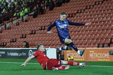 Barnsley 'den Marc Roberts, Rotherham United takımından Ciaran McGuckin' i 8 Kasım 2024 'te Oakwell, Barnsley, İngiltere' de oynanan Sky Bet 1 karşılaşmasında yendi.