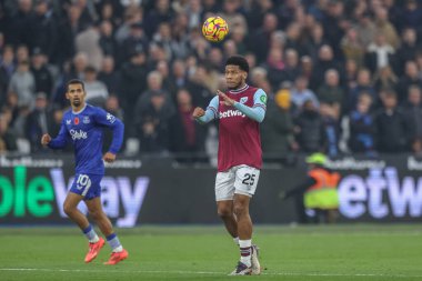 West Ham 'dan Jean-Clair Todibo, 9 Kasım 2024' te Londra 'daki Londra Stadyumu' nda oynanan Premier League maçında topu sürüyor.