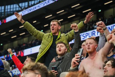 Ipswich Town taraftarları, Premier Lig maçında Tottenham Hotspur 'un Ipswich Town' a karşı Tottenham Hotspur Stadyumu, Londra, İngiltere 'de 10 Kasım 2024' te kazandığı birinci lig galibiyetini kutluyor.