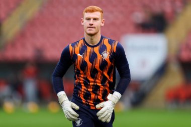 Blackpool 'dan Mackenzie Chapman, 9 Kasım 2024' te Londra 'daki Gaughan Group Stadyumu' nda oynanan Gökyüzü İddia Ligi 1 maçı öncesinde ısınıyor.
