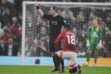 Hakem Peter Bankes, Manchester United ile Leicester City 'nin 10 Kasım 2024' te Old Trafford, Manchester, İngiltere 'de oynanan Premier League maçında Casemiro' nun yerine geçmesi gerektiğini işaret ediyor.
