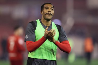Barnsley 'li Donovan Pines, 8 Kasım 2024' te İngiltere 'nin Oakwell kentinde oynanan Sky Bet 1 karşılaşmasında taraftarları alkışlıyor.