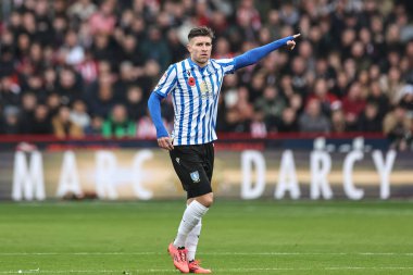 Sheffield Wednesday 'den Josh Windass 10 Kasım 2024' te Sheffield Lane, İngiltere 'de Sheffield United' a karşı oynanan Gökyüzü İddia Şampiyonası maçında takım talimatlarını veriyor.