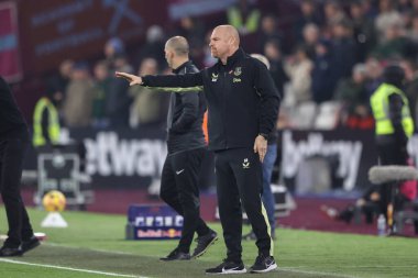 Everton 'ın Sean Dyche teknik direktörü, 9 Kasım 2024' te Londra Stadyumu 'nda oynanan Premier League maçında takım talimatlarını verir.