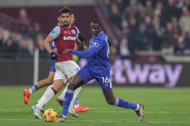 Everton 'dan Abdoulaye Doucour, 9 Kasım 2024' te Londra 'daki Londra Stadyumu' nda oynanan Premier League maçında topu aldı.