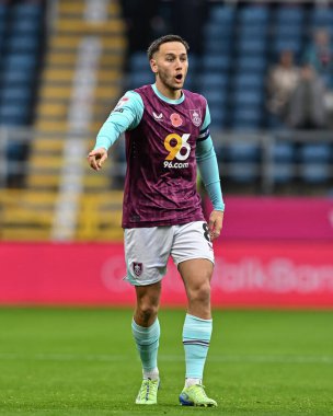 Burnley 'den Josh Brownhill, 10 Kasım 2024' te Burnley ile Swansea City 'nin Turf Moor, Burnley, İngiltere' de oynanan Gökyüzü İddia Şampiyonası maçında eğitmenlik yapıyor.
