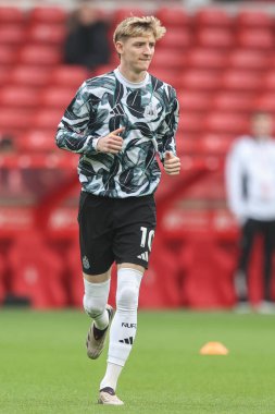 Maç öncesi ısınma oturumunda Newcastle 'dan Anthony Gordon Premier League maçı sırasında Nottingham Forest Newcastle United' a karşı City Ground, Nottingham, İngiltere, 10 Kasım 2024