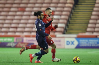 Rotherham United 'dan Sam Nombe ve Barnsley' den Adam Phillips 8 Kasım 2024 'te Oakwell, Barnsley, İngiltere' de oynanan Sky Bet 1 karşılaşmasında top için mücadele ettiler.