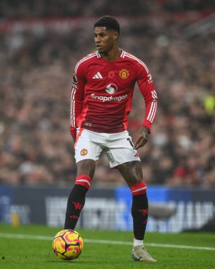 Manchester United takımından Marcus Rashford, Manchester United ile Leicester City arasındaki 10 Kasım 2024 'te oynanan Premier League maçında topa vuruyor.