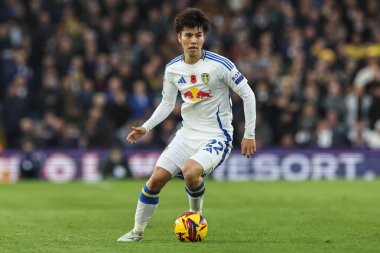 Leeds United takımından Ao Tanaka, 9 Kasım 2024 'te Leeds Road, Leeds, İngiltere' de oynanan Leeds United-Queens Park Rangers maçında topu aldı.