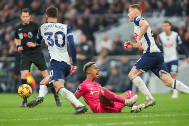 Ipswich Town 'dan Omari Hutchinson' a Tottenham Hotspur 'dan Dejan Kulusevski, Tottenham Ligi maçında Ipswich Town' a karşı Tottenham Hotspur Stadyumu, Londra, İngiltere 'de 10 Kasım 2024' de oynanan karşılaşmada meydan okudu.