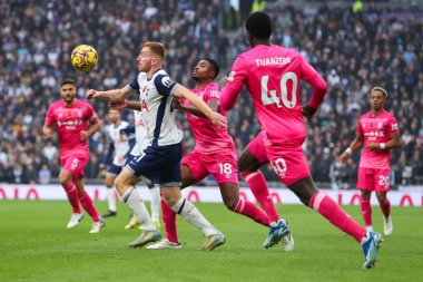 Tottenham Hotspur 'dan Dejan Kulusevski, Ipswich Town' dan Ben Johnson 'ın, Tottenham Hotspur ile Ipswich Town arasındaki Premier League maçı sırasında, 10 Kasım 2024' te Londra 'daki Tottenham Hotspur Stadyumu' nda baskı altına alındı.
