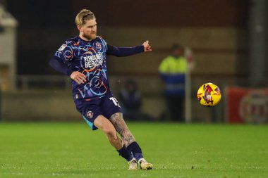 Blackpool takımından Hayden Coulson, 9 Kasım 2024 'te Gaughan Group Stadyumu' nda oynanan 1.