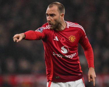 Manchester United takımından Christian Eriksen 10 Kasım 2024 tarihinde Manchester United ile Leicester City arasındaki Premier League maçında takım arkadaşlarına talimatlar veriyor.