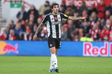 Newcastle 'dan Sandro Tonali 10 Kasım 2024' te Nottingham Forest, Newcastle United 'a karşı oynadığı Premier League maçında takım talimatlarını verir.