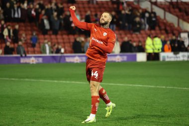 Barnsley 'den Stephen Humphrys, Barnsley taraftarlarıyla 8 Kasım 2024' te Oakwell, Barnsley, İngiltere 'de oynanan Sky Bet 1 maçında 2-0' lık galibiyeti kutluyor.