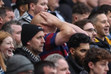 Bir Newcastle hakem Anthony Taylor Premier Lig maçında Nottingham Forest Newcastle United 'a karşı City Ground, Nottingham, İngiltere' de 10 Kasım 2024 'te oynadığı maçta Nottingham Forest' a serbest vuruş yaptı.