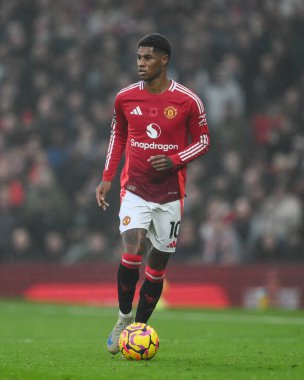 Manchester United takımından Marcus Rashford, Manchester United ile Leicester City arasındaki 10 Kasım 2024 'te oynanan Premier League maçında topa vuruyor.