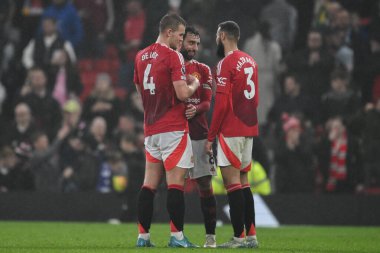Manchester United 'dan Noussair Mazraoui ve Manchester United' dan Bruno Fernandes ile Manchester United 'ın 10 Kasım 2024' te Old Trafford, Manchester 'da Leicester City' e karşı oynadığı Premier League maçı sonrasında görüştü.
