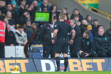Hakem Thomas Bramall, 9 Kasım 2024 tarihinde Wolverhampton Southampton, Molineux, Wolverhampton 'da oynanan Premier League maçında VAR' ı kontrol ediyor.