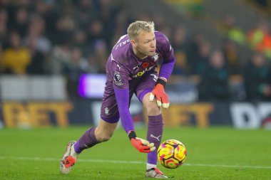 Southampton 'dan Aaron Ramsdale, 9 Kasım 2024' te İngiltere 'nin Molineux kentinde oynanan Premier League maçında Wolverhampton Wanderers ile Southampton maçında topu tekrar oyuna sokuyor.