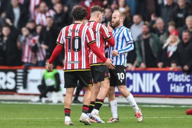 Sheffield United takımından Oliver Arblaster, Sheffield Lane, Sheffield Çarşamba günü Sheffield United 'a karşı oynanan Sky Bet Şampiyonası karşılaşmasında Sheffield United' dan Harrison Burrows 'a karşı faul yapmasının ardından Çarşamba günü Sheffield United' tan Barry Bannan ile karşılaştı.