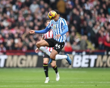 Sheffield 'li Shea Charles Çarşamba günü Sheffield United ile Sheffield Çarşamba günü İngiltere' nin Sheffield şehrinde oynanan Sky Bet Şampiyonası maçında yüksek topu kazanmak için atlıyor.