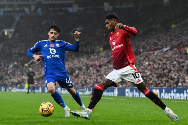Manchester United 'dan Marcus Rashford topu atarken Leicester City' den Facundo Buonanotte Premier Lig karşılaşmasında Manchester United ile Leicester City arasında 10 Kasım 2024 'te Old Trafford, Manchester, İngiltere' de oynanan karşılaşmada