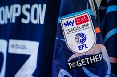 Blackpool tişörtleri, 9 Kasım 2024 'te Londra' daki Gaughan Group Stadyumu 'nda oynanan Sky Bet 1 karşılaşmasından önce soyunma odasında sergilenmektedir.