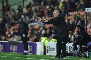 Rotherham United 'ın teknik direktörü Steve Evans, 8 Kasım 2024' te Oakwell, Barnsley, Barnsley United 'a karşı oynanan Sky Bet 1 karşılaşmasında teknik alanda tepki gösterdi.