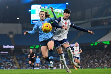 Manchester City 'den Jess Park ve Tottenham Hotspur' dan Ashleigh Neville Barclays Bayanlar Süper Ligi karşılaşmasında top kovalamaca oynuyorlar Manchester City Women vs Tottenham Hotspurs Kadınlar Etihad Stadyumu, Manchester, Birleşik Krallık, 8 Kasım 2024