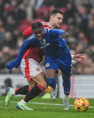 Leicester City 'den Abdul Fatawu, Manchester United ile Leicester City arasındaki Premier League maçı sırasında Manchester United' tan Diogo Dalot 'u 10 Kasım 2024 tarihinde Old Trafford, Manchester, İngiltere' de geçti.