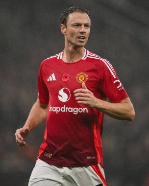 Manchester United ile Leicester City arasındaki Premier League maçı sırasında Manchester United 'dan Jonny Evans 10 Kasım 2024 tarihinde Old Trafford, Manchester, İngiltere' de karşı karşıya geldi.