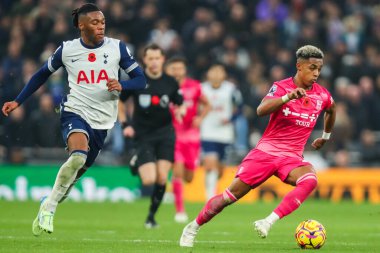 Ipswich Town 'dan Omari Hutchinson, Premier Lig maçında Tottenham Hotspur' un Ipswich Town 'a karşı Tottenham Hotspur Stadyumu, Londra, İngiltere' de 10 Kasım 2024 tarihinde oynadığı maçta topa vuruyor.