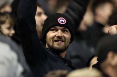 Barnsley taraftarları Barnsley 'li Stephen Humphrys' in 8 Kasım 2024 'te Oakwell, Barnsley, Barnsley, İngiltere' de oynanan Sky Bet 1 maçında attığı golü kutluyorlar.