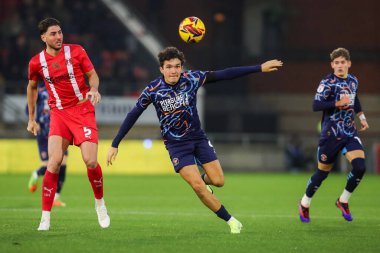 Blackpool takımından Kyle Joseph, 9 Kasım 2024 'te Gaughan Group Stadyumu' nda oynanan Leyton Orient-Blackpool maçında topu kontrol ediyor.