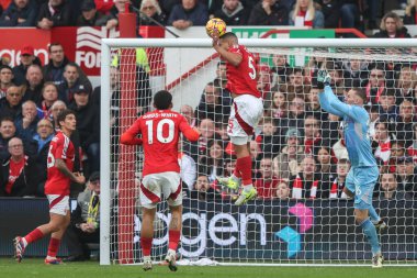 Nottingham Ormanı 'ndan Murillo Santiago Premier League maçında Nottingham Forest, Newcastle United' a karşı City Ground, Nottingham, İngiltere 'de 10 Kasım 2024' te oynanan maçta topu açık farkla önde götürüyor.