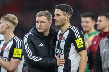 Newcastle 'ın Eddie Howe teknik direktörü, Premier League maçından sonra Nottingham Forest Newcastle United' a karşı City Ground, Nottingham, İngiltere 'de 10 Kasım 2024' te oynanan maçtan sonra Newcastle 'lı Fabian Schr' ı kucaklıyor.