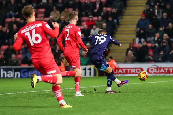 Blackpool takımından Dom Ballard, 9 Kasım 2024 'te Gaughan Group Stadyumu' nda Leyton Orient 'in Blackpool' a karşı oynadığı 1.