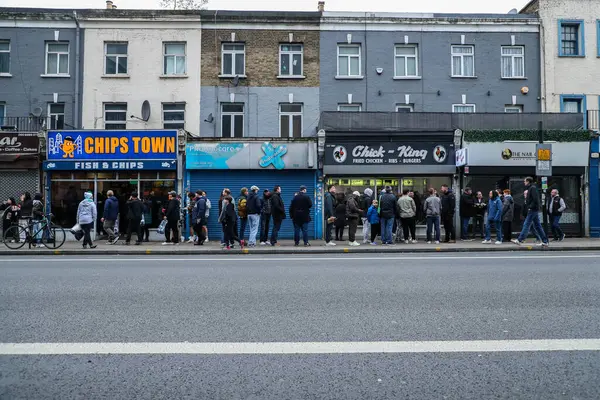 Taraftarlar Tottenham Hotspur Stadyumu dışında Tottenham Hotspur 'a karşı Ipswich Town Tottenham Hotspur Stadyumu, Londra, 10 Kasım 2024