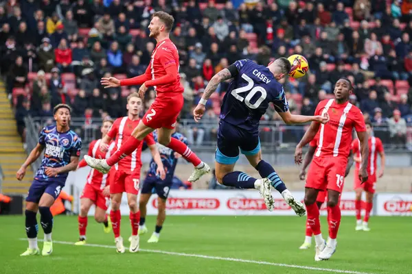 Blackpool 'dan Oliver Casey, 9 Kasım 2024' te Gaughan Group Stadyumu 'nda oynanan 1. Gökyüzü İddia Ligi karşılaşmasında topa liderlik ediyor.