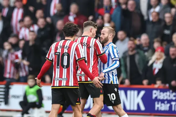 Sheffield United takımından Oliver Arblaster, Sheffield Lane, Sheffield Çarşamba günü Sheffield United 'a karşı oynanan Sky Bet Şampiyonası karşılaşmasında Sheffield United' dan Harrison Burrows 'a karşı faul yapmasının ardından Çarşamba günü Sheffield United' tan Barry Bannan ile karşılaştı.